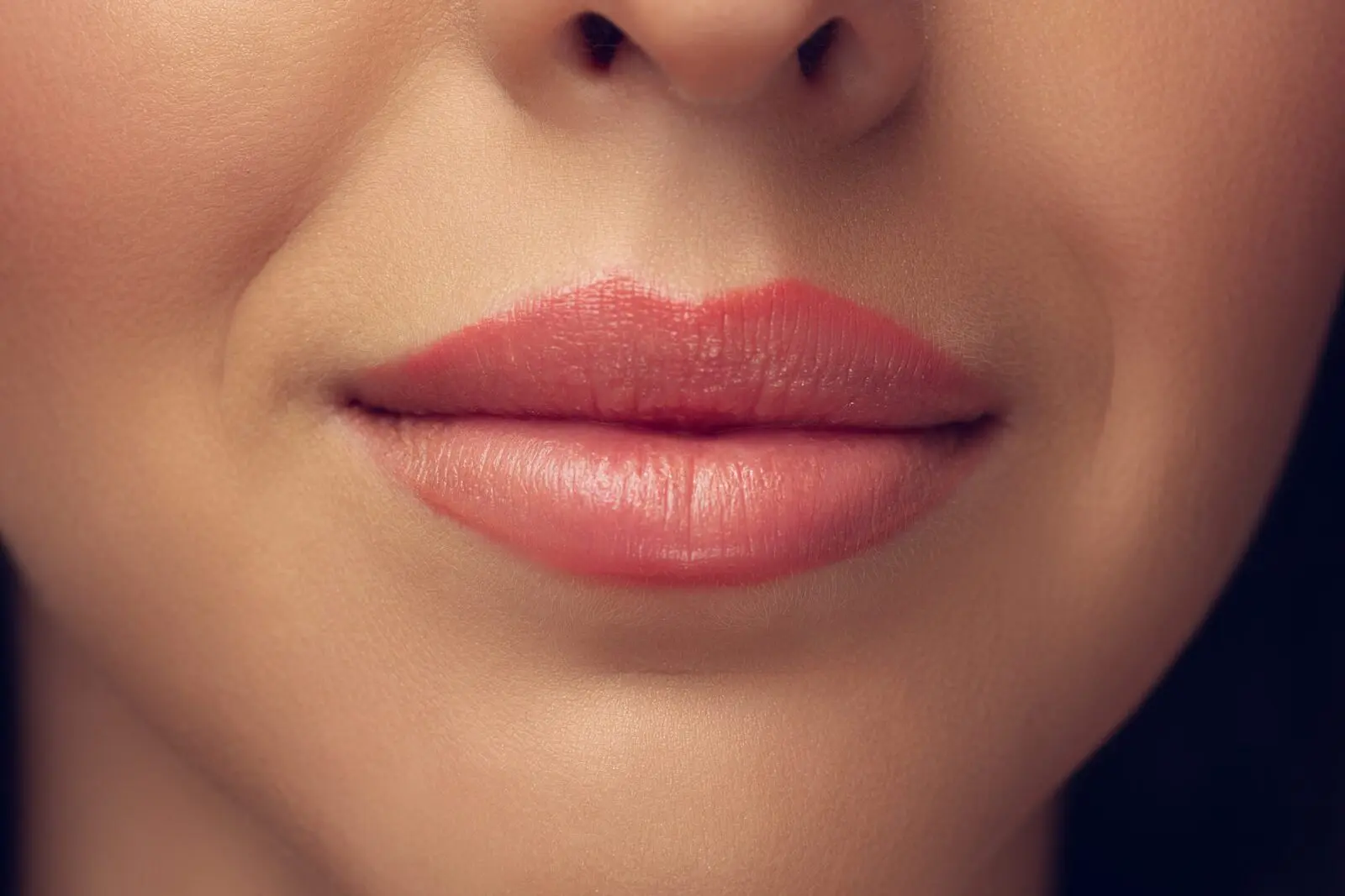 Close up of beautiful female face, lips with bright stylish make up isolated on grey studio backgroud – Какво трябва да знаем